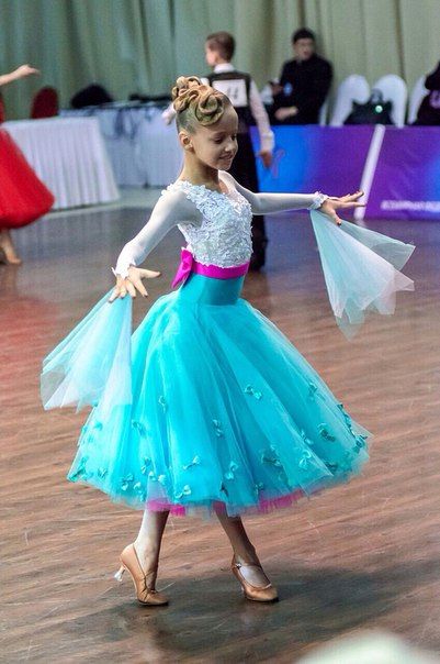 Как выбрать цвет первого платья для бальных танцев?