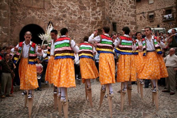 Танцоры на ходулях в Ангиано